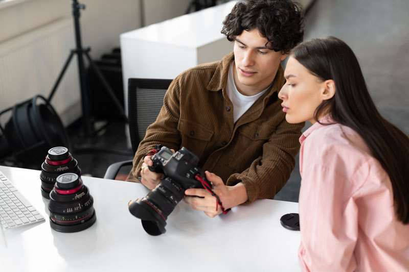 Fotograaf bekijkt met een model van Shootz de foto's op een camera