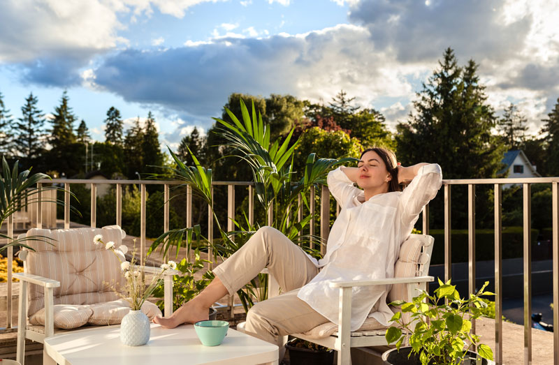 Model van Shootz zit in de tuin op een mooie locatie